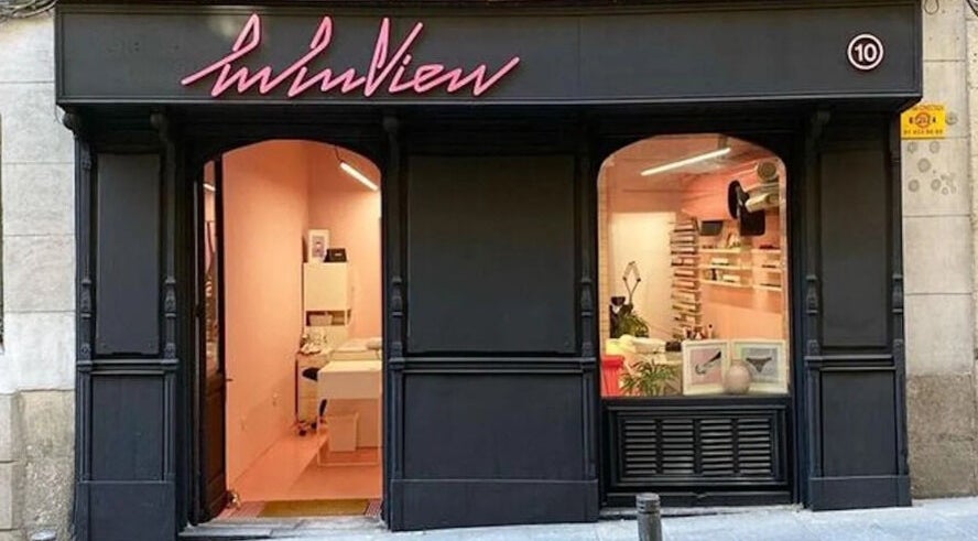 Fachada de Luluview Nails & Beauty en Madrid, Comunidad de Madrid, ES, destacando su entrada elegante.