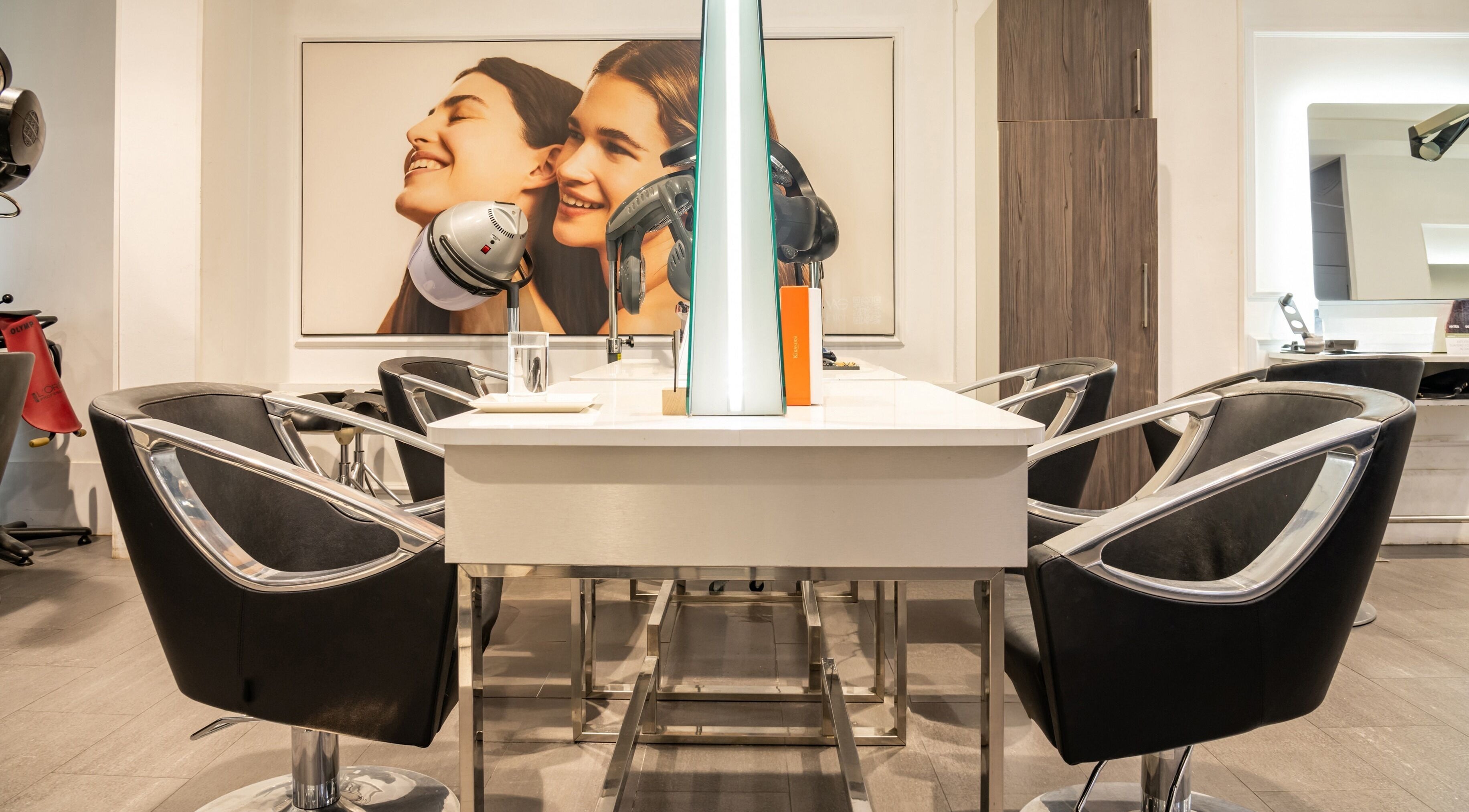 Interior elegante de Llongueras Pedro María Ric en Zaragoza, Aragón, ES, mostrando asientos y decoraciones modernas.