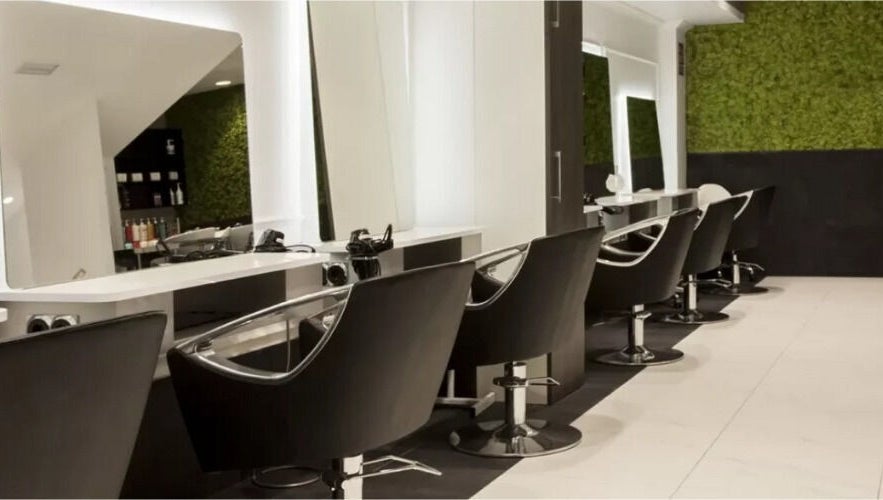 Interior moderno de Llongueras - Peluquería y Estética Vilafranca Barcelona en Vilafranca Del Penedès, Catalunya, ES.