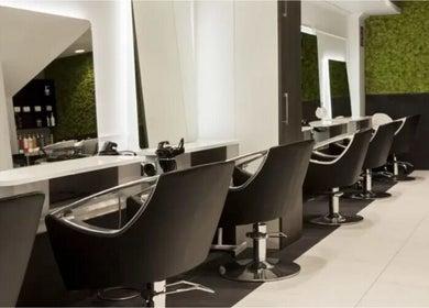 Salón moderno de Llongueras - Peluquería y Estética Vilafranca Barcelona en Vilafranca Del Penedès, Catalunya, ES.