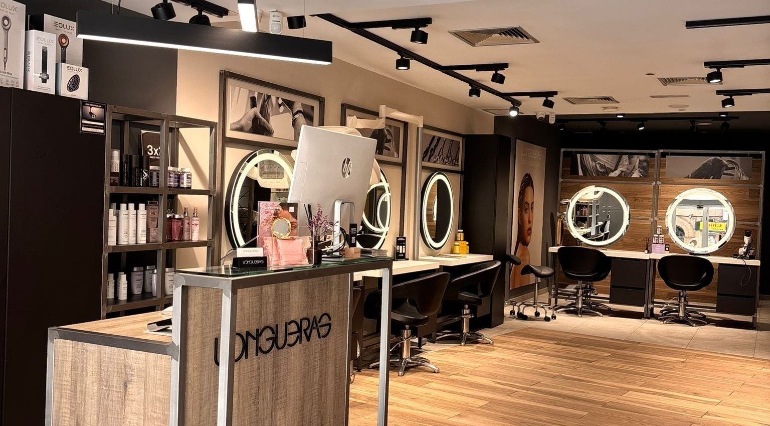 Interior sofisticado de Llongueras - Peluquería y Estética Salamanca, en Salamanca, Castilla Y León, ES.