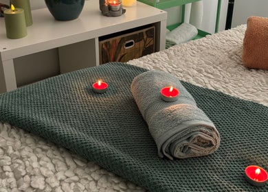 Table de massage accueillante chez Ana Zen, Saint-paul-lès-dax, Nouvelle-aquitaine, FR, avec bougies et serviettes.
