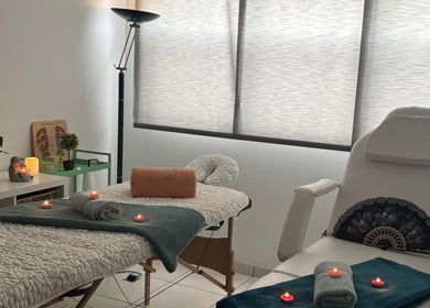 Salle de massage paisible à Ana Zen, Saint-paul-lès-dax, Nouvelle-aquitaine, FR, avec table de soins et bougies.