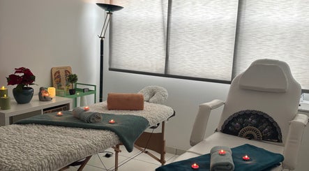 Salle de massage paisible à Ana Zen, Saint-paul-lès-dax, Nouvelle-aquitaine, FR, avec table de soins et bougies.