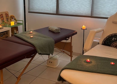 Salle de massage apaisante à Ana Zen, Saint-paul-lès-dax, Nouvelle-aquitaine, FR avec bougies et lit thérapeutique.
