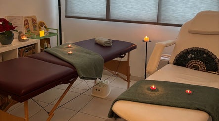 Salle de massage apaisante à Ana Zen, Saint-paul-lès-dax, Nouvelle-aquitaine, FR avec bougies et lit thérapeutique.
