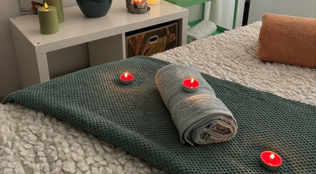 Table de massage zen avec bougies et serviettes chez Ana Zen, Saint-paul-lès-dax, Nouvelle-aquitaine, FR.