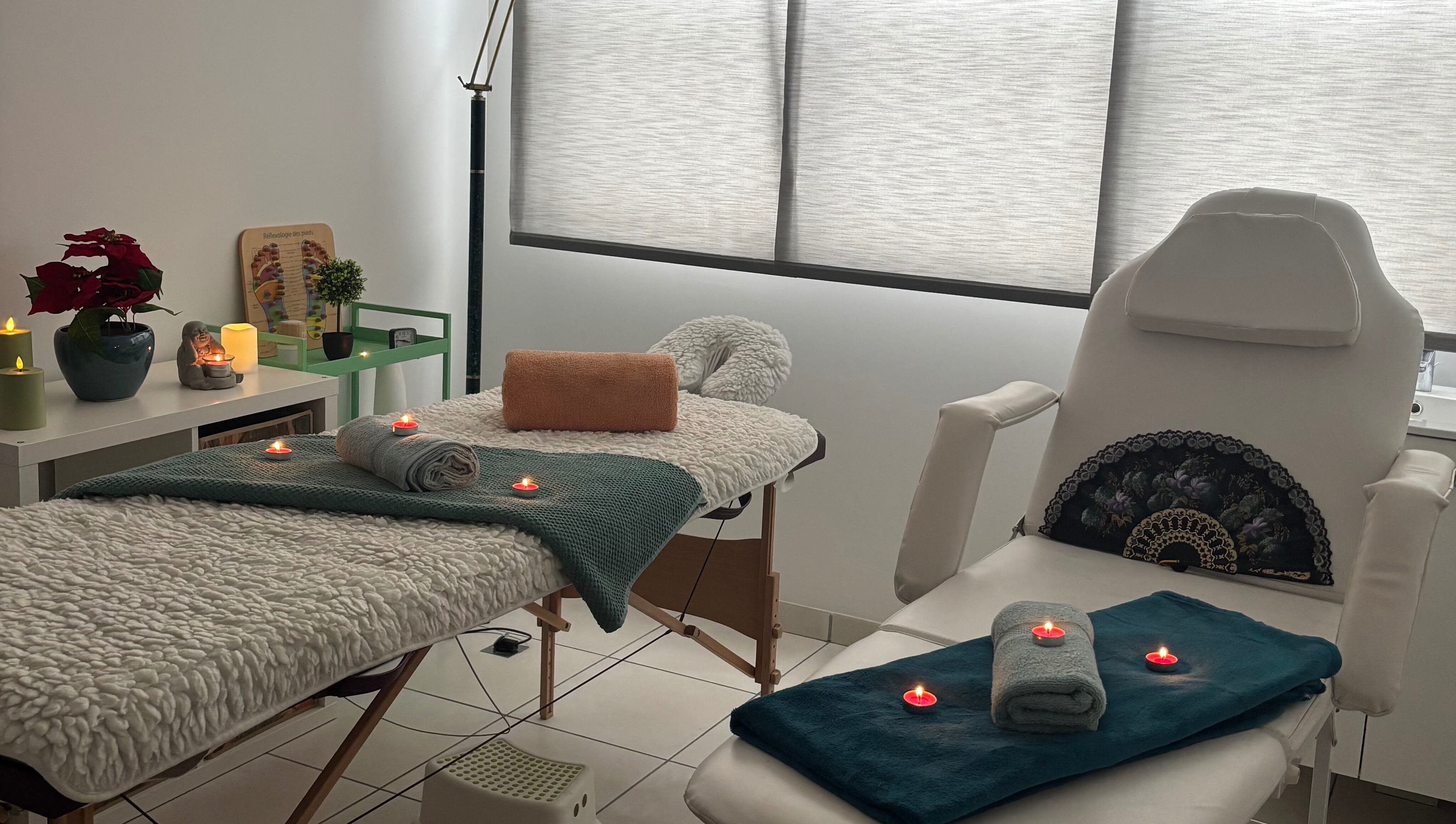 Intérieur relaxant d'Ana Zen à Saint-paul-lès-dax, Nouvelle-aquitaine, FR, avec table et bougies.