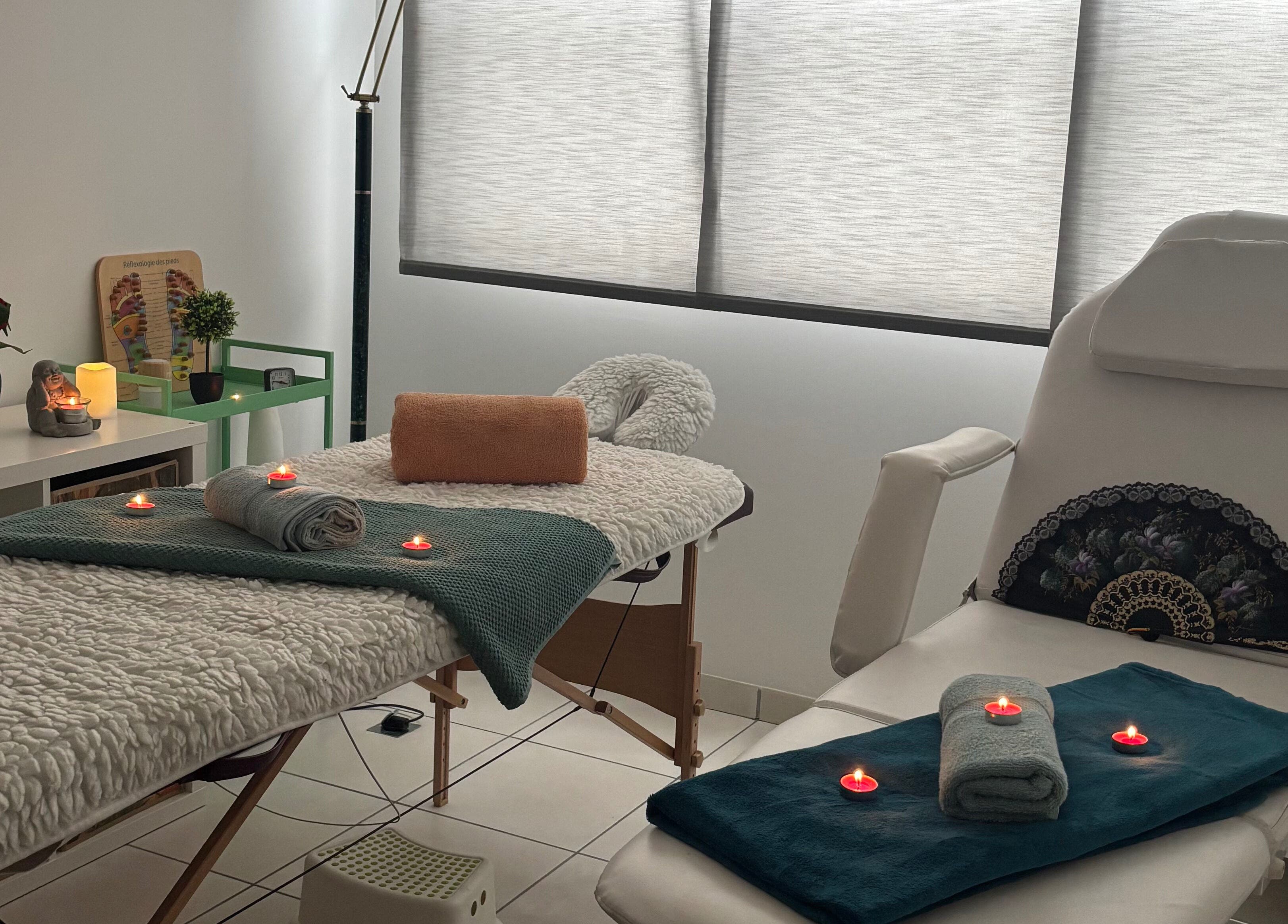 Intérieur relaxant d'Ana Zen à Saint-paul-lès-dax, Nouvelle-aquitaine, FR, avec table et bougies.