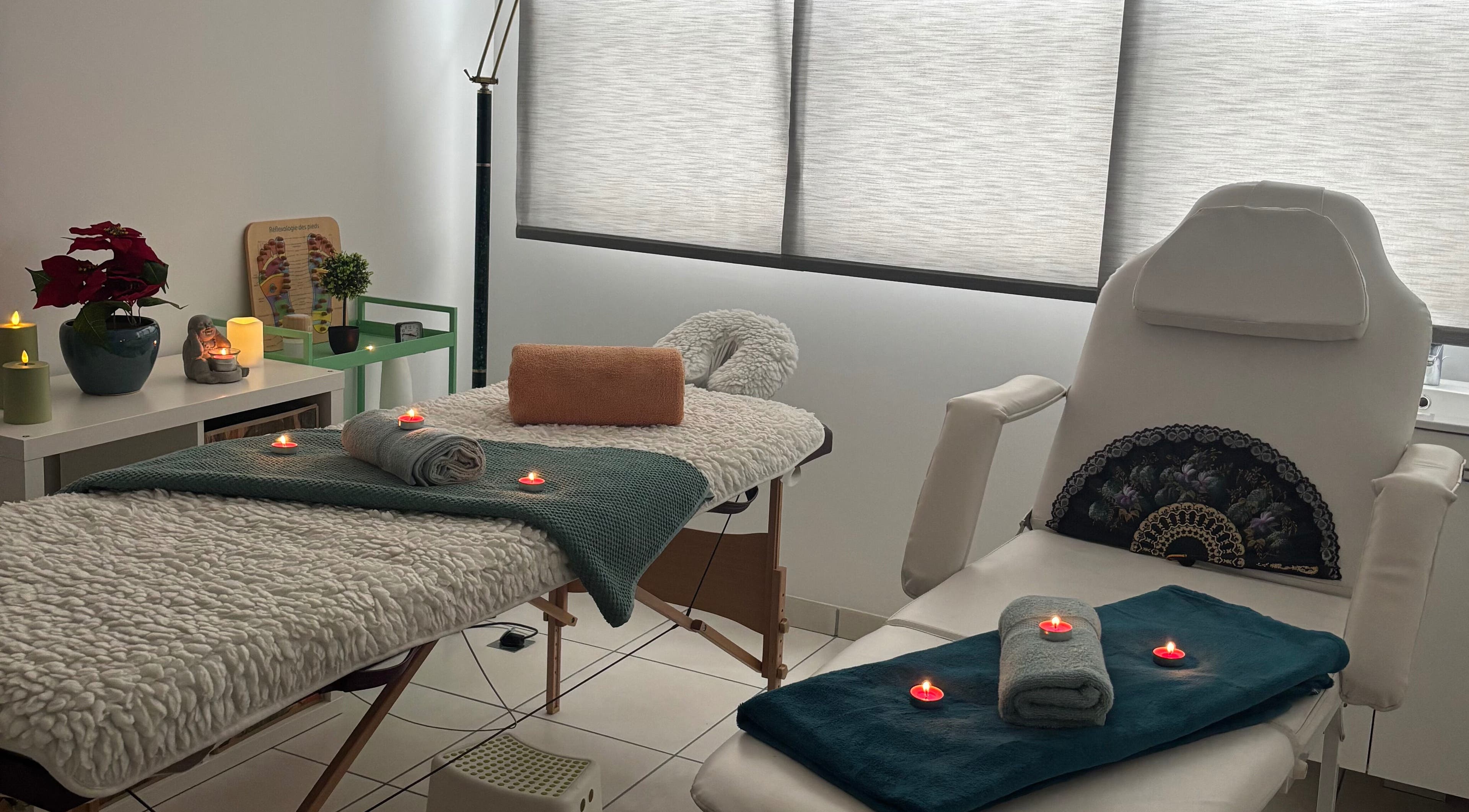 Intérieur relaxant d'Ana Zen à Saint-paul-lès-dax, Nouvelle-aquitaine, FR, avec table et bougies.