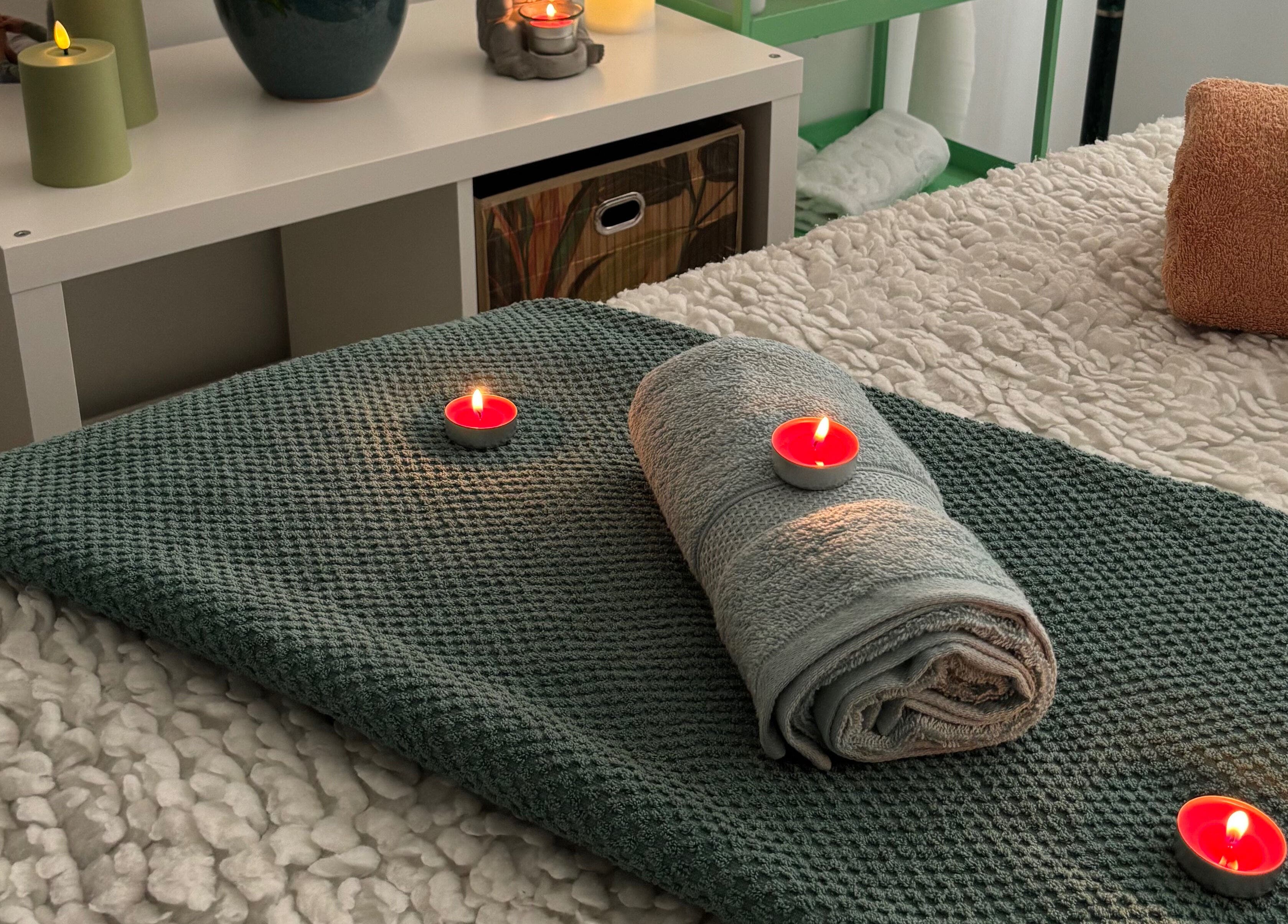 Espace détente avec bougies et serviettes à Ana Zen, Saint-paul-lès-dax, Nouvelle-aquitaine, FR.