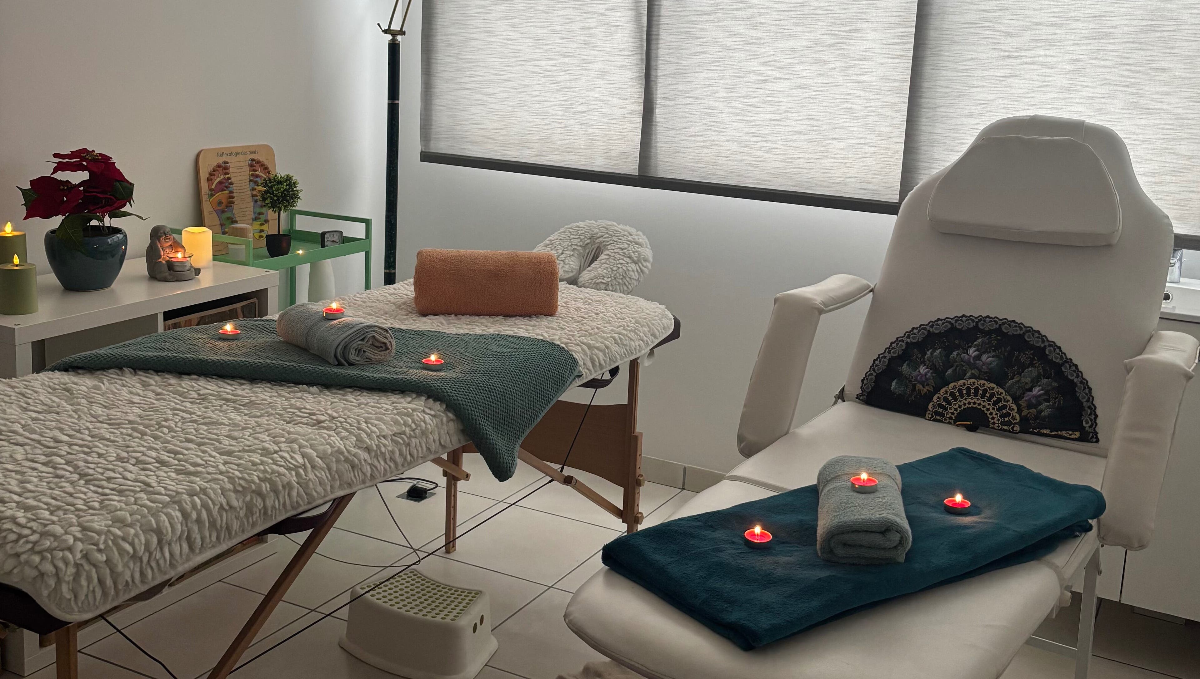 Salle de soin paisible chez Ana Zen, Saint-paul-lès-dax, Nouvelle-aquitaine, FR, avec bougies et décor apaisant.