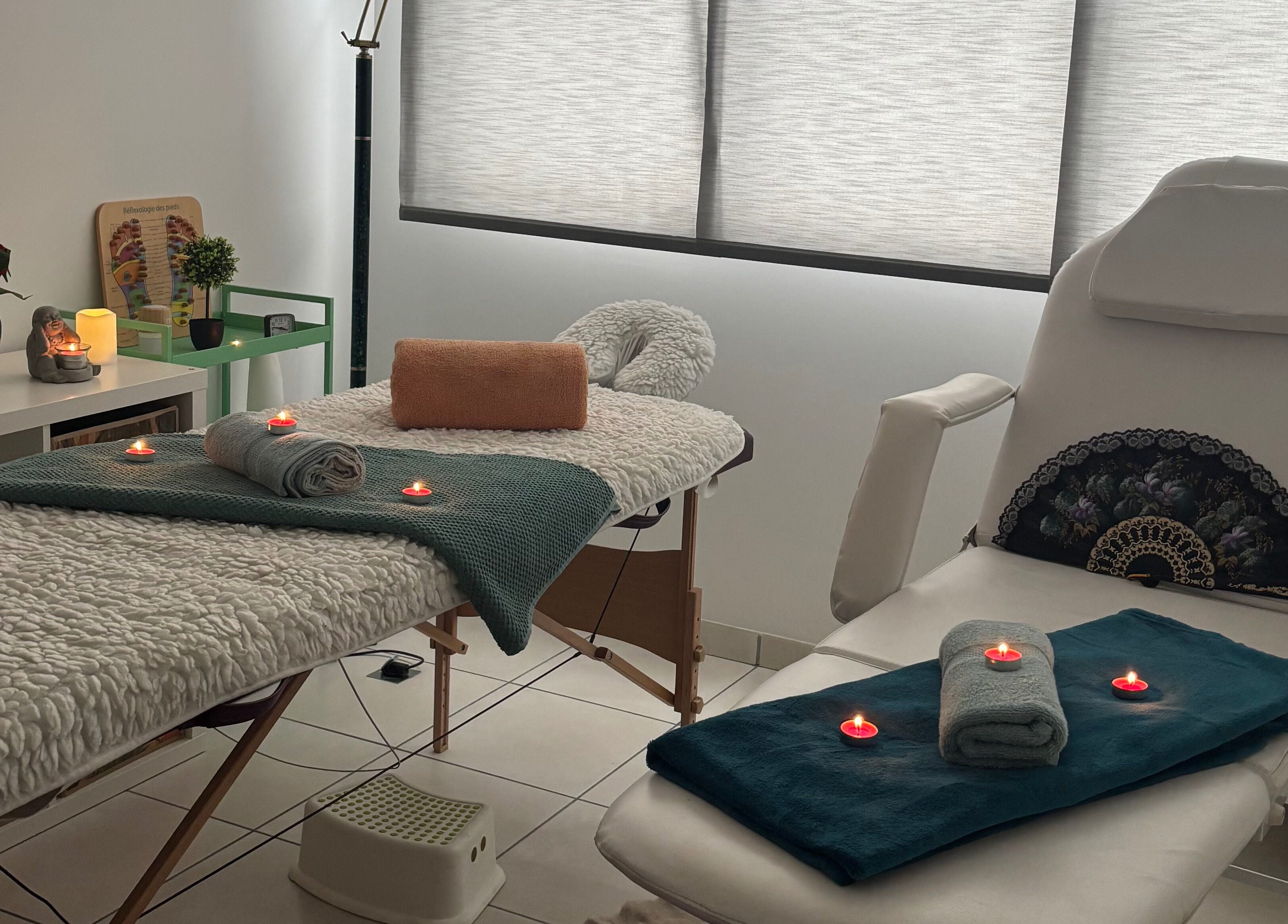 Salle de soin paisible chez Ana Zen, Saint-paul-lès-dax, Nouvelle-aquitaine, FR, avec bougies et décor apaisant.