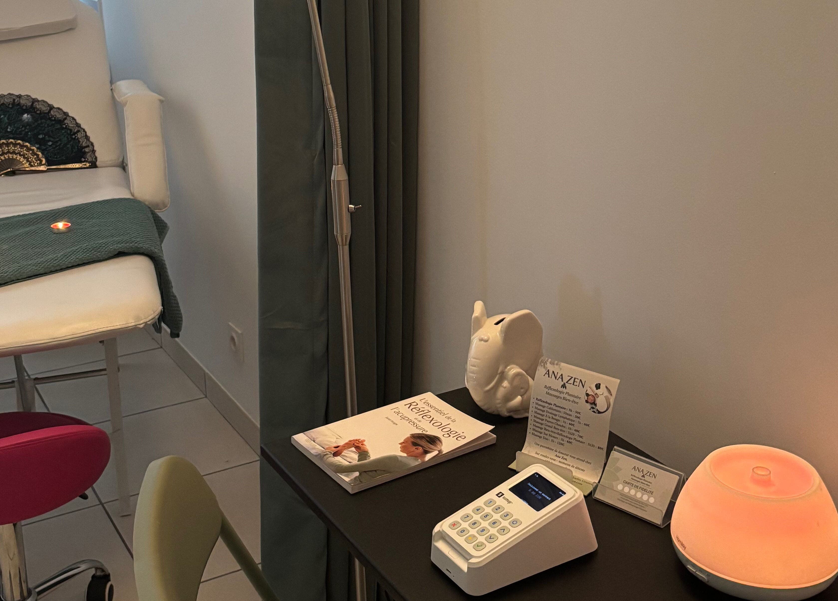 Salle de soins Ana Zen à Saint-paul-lès-dax, Nouvelle-aquitaine, FR avec fauteuil confortable et lumière apaisante.