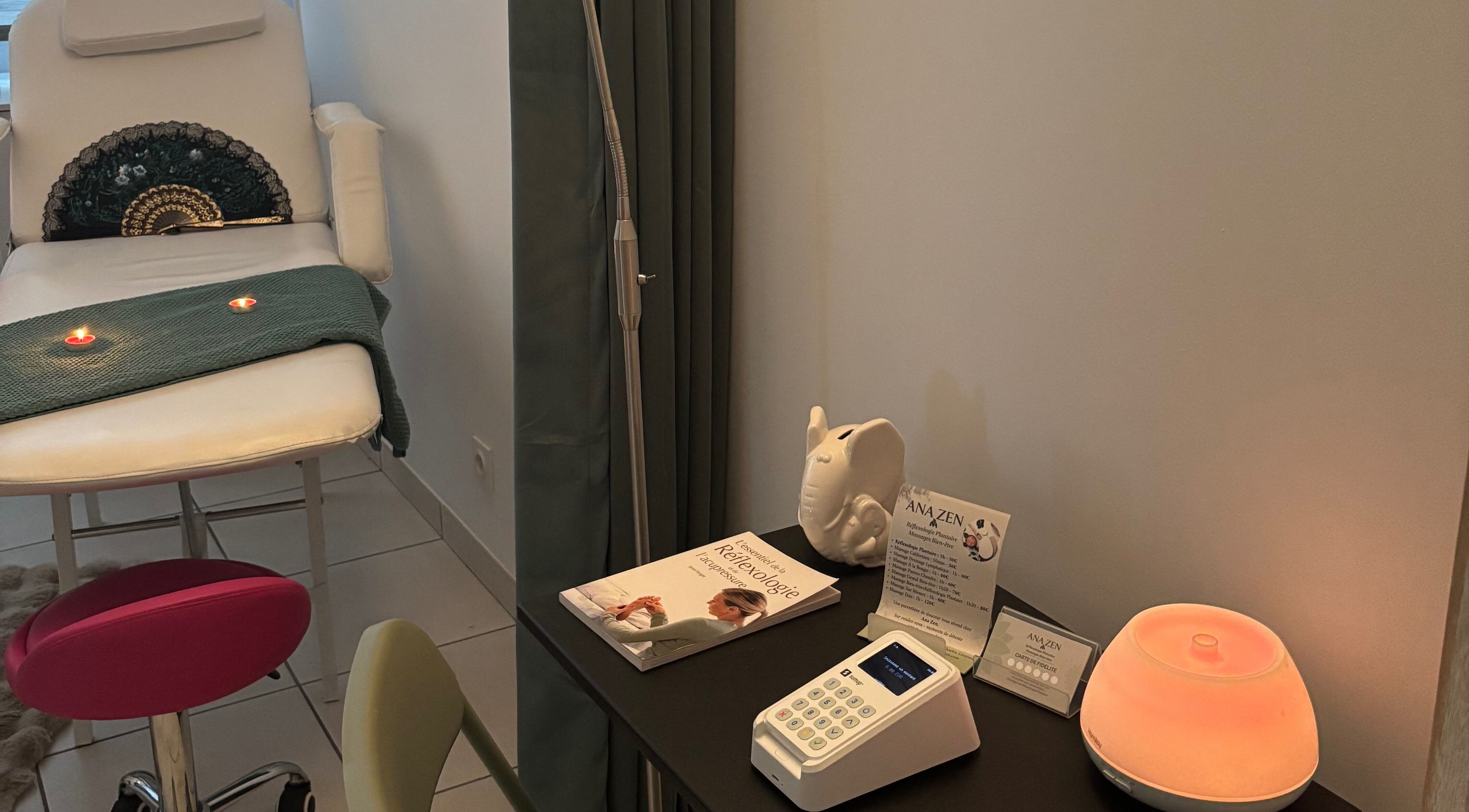 Salle de soins Ana Zen à Saint-paul-lès-dax, Nouvelle-aquitaine, FR avec fauteuil confortable et lumière apaisante.