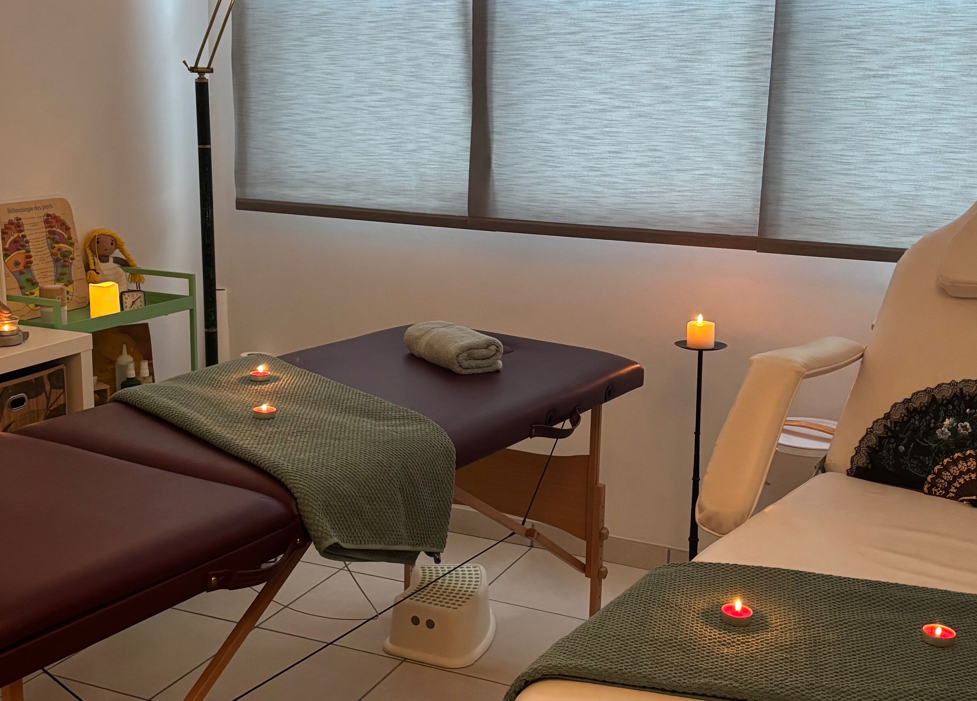 Salle de massage cosy chez Ana Zen, Saint-paul-lès-dax, Nouvelle-aquitaine, FR avec bougies et décor apaisant.