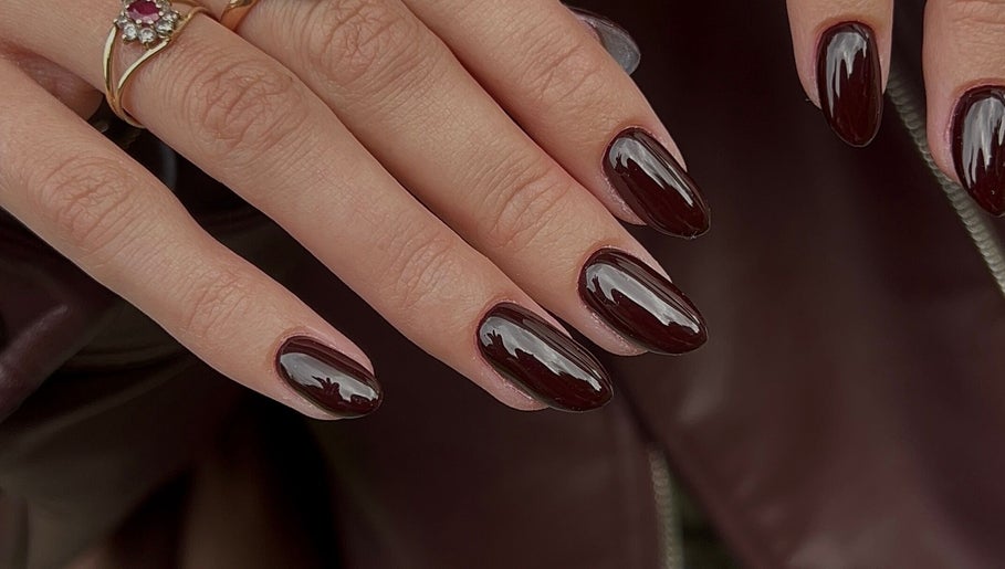 Manucure brillante avec vernis foncé chez Clarix Beauty, Lormont, Nouvelle-Aquitaine, FR.