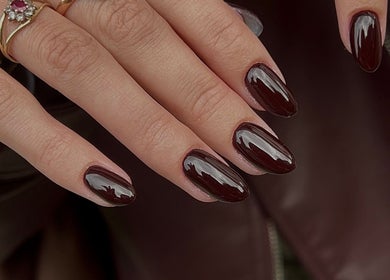 Manucure brillante avec vernis foncé chez Clarix Beauty, Lormont, Nouvelle-Aquitaine, FR.