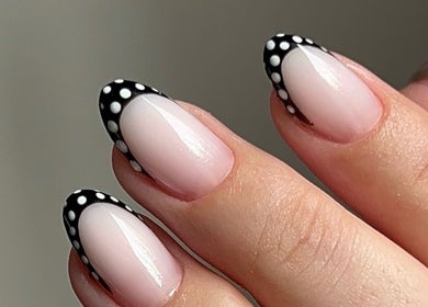 Manucure avec motifs à pois réalisée chez Clarix Beauty à Lormont, Nouvelle-Aquitaine, FR.
