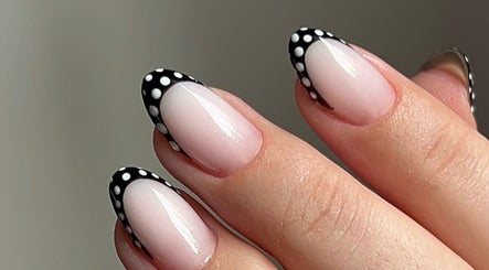 Manucure avec motifs à pois réalisée chez Clarix Beauty à Lormont, Nouvelle-Aquitaine, FR.