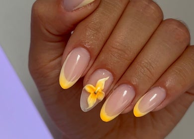 Nail art raffiné avec fleur jaune chez Clarix Beauty, Lormont, Nouvelle-Aquitaine, FR.