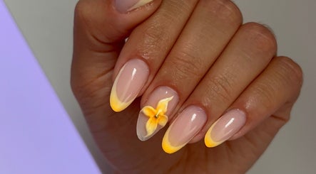 Nail art raffiné avec fleur jaune chez Clarix Beauty, Lormont, Nouvelle-Aquitaine, FR.