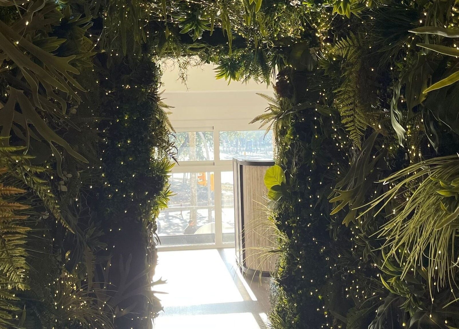Entrada decorada con plantas y luces en Natubeza, Barcelona, Catalunya, ES.