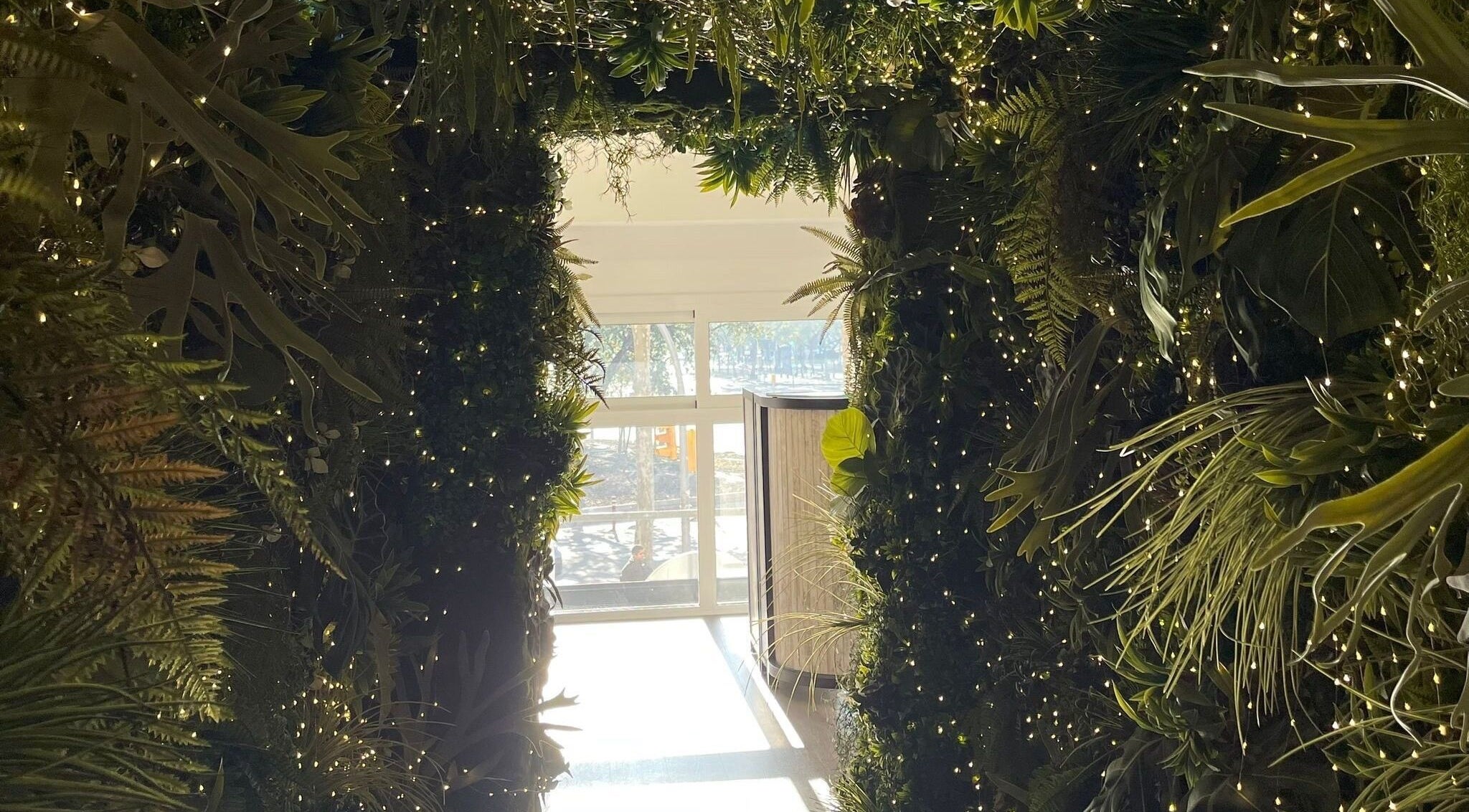 Entrada decorada con plantas y luces en Natubeza, Barcelona, Catalunya, ES.