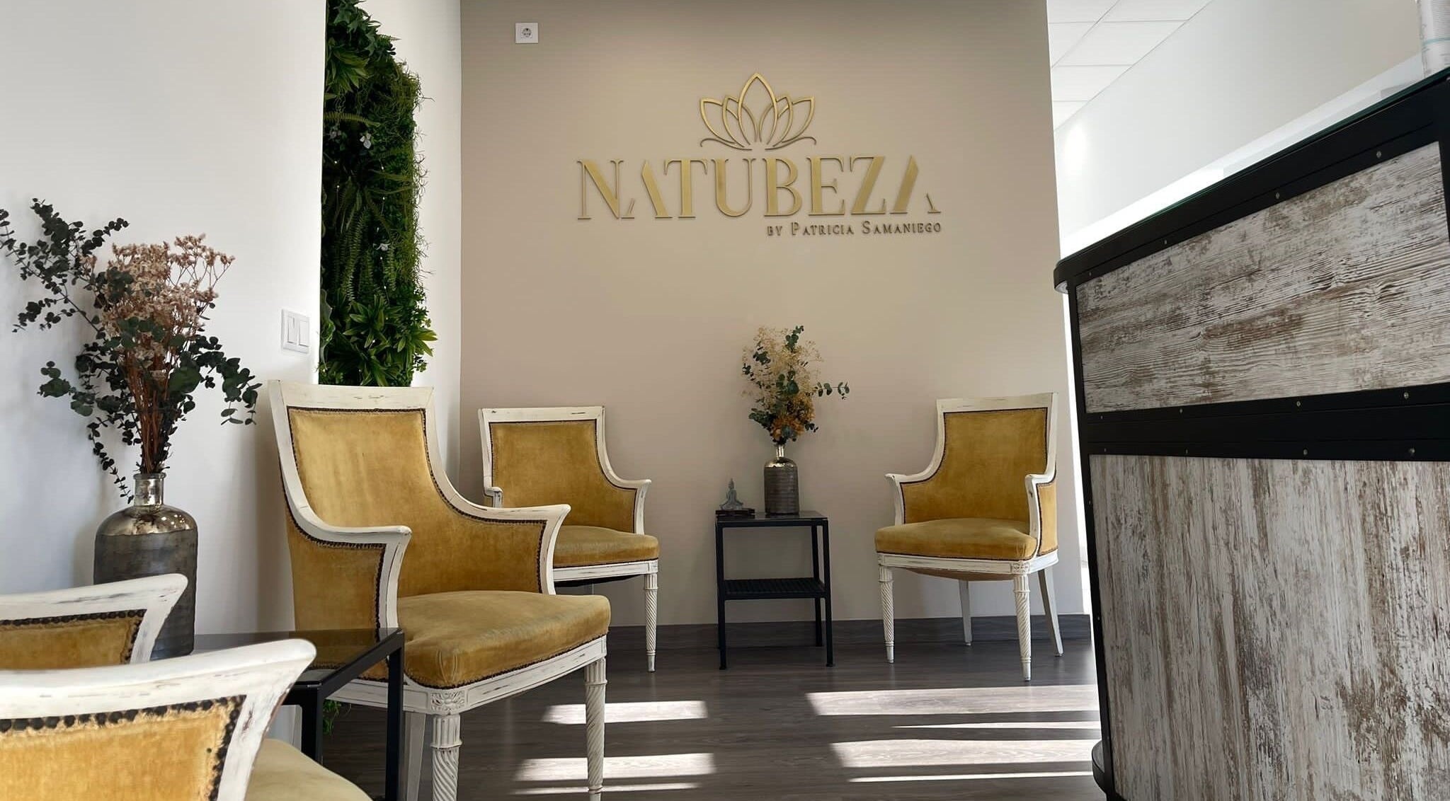 Área de espera en Natubeza, Barcelona, Catalunya, ES, con sillas elegantes y decoración natural.