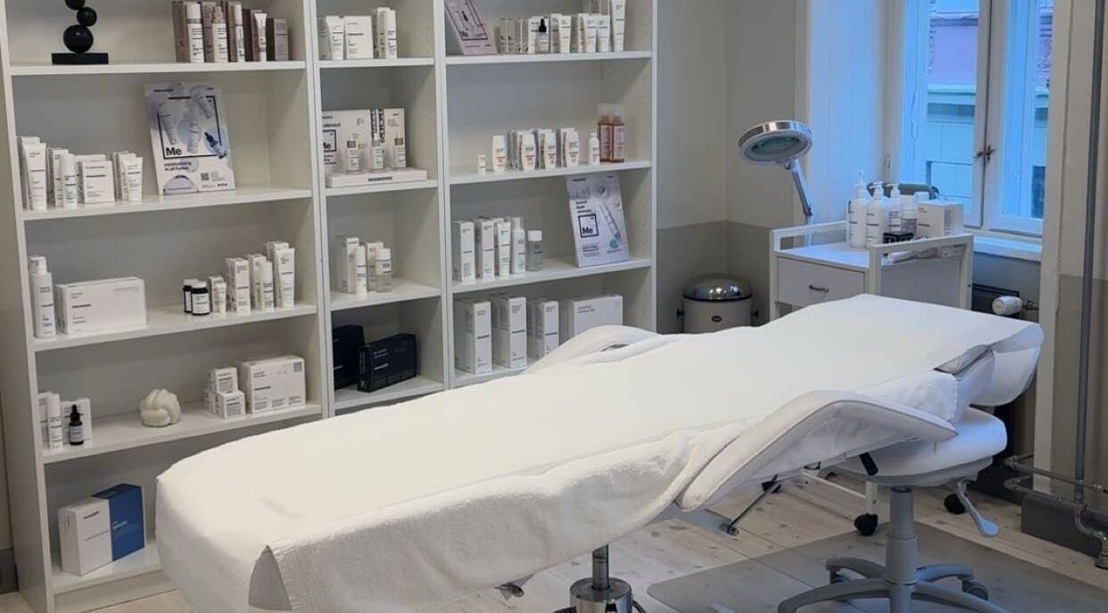 Mesoestetic Danmark behandlingsrum i København, Denmark, DK med produkter og behandlingsseng.