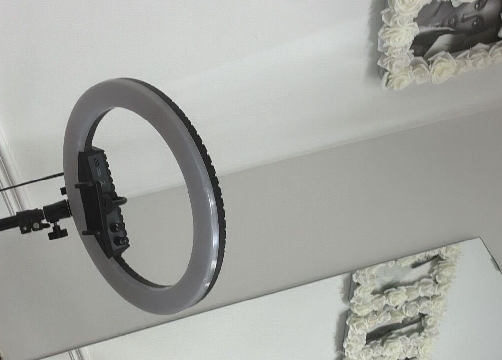 Ring light setup enhances makeup at Thy Professional | Thybeautybar Dundas, Hamilton, Ontario, CA.