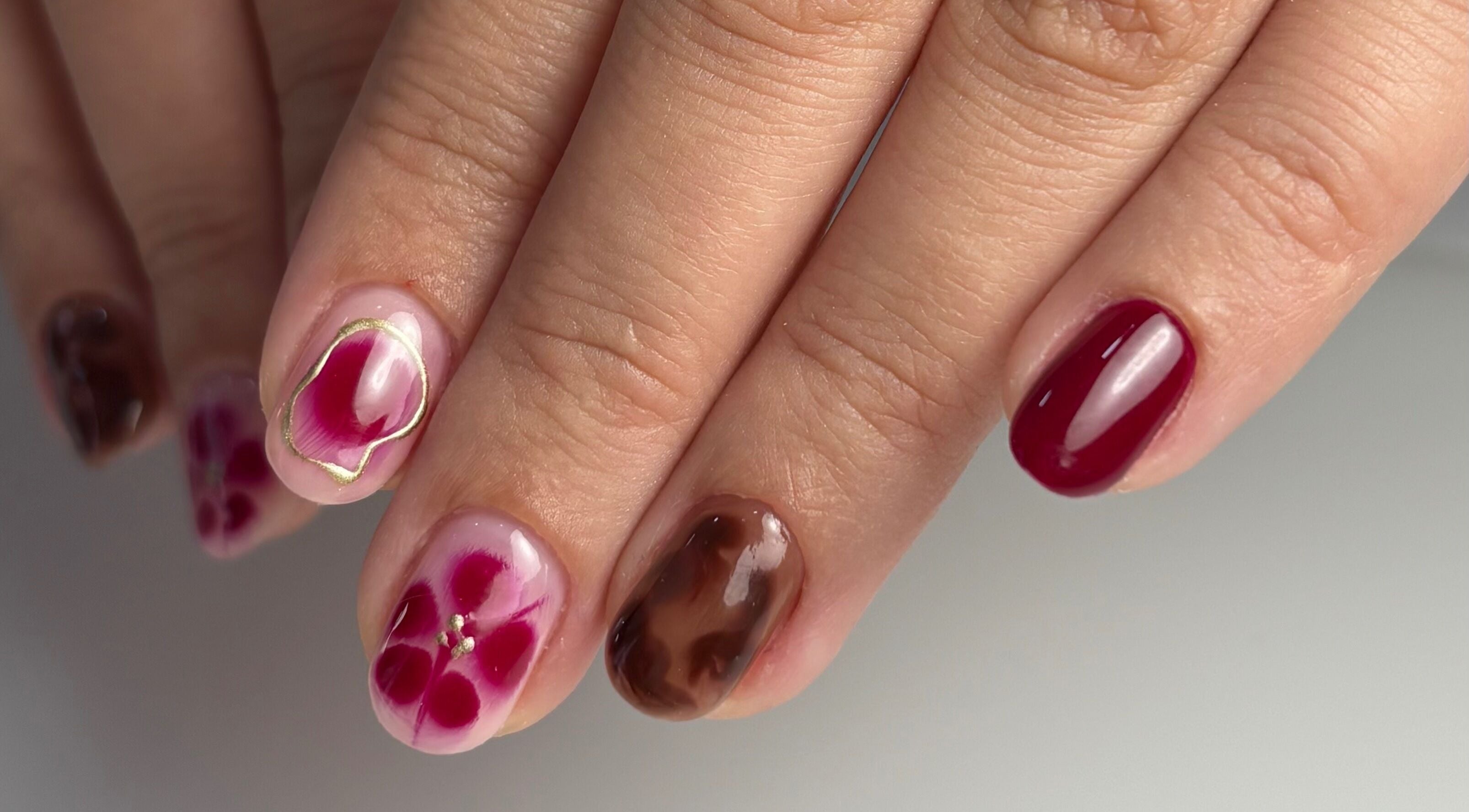 Unhas decoradas com flores e tons vermelhos em Polished & Booked by Inês Guedes, Maia, Porto, PT.