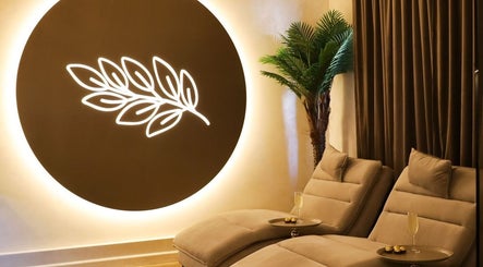 Lounge relaxant la Breeze Luxury Spa, București, București, RO, cu fotolii confortabile și decor modern.