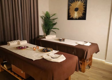 Interior elegant al Breeze Luxury Spa, București, două mese masaj cu decorațiuni relaxante.