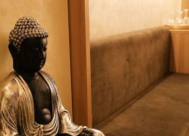 Statuie Buddha în recepția Breeze Luxury Spa, București, București, RO, creând o atmosferă de liniște.