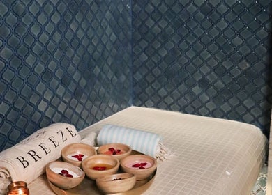 Setare relaxantă cu prosoape și boluri la Breeze Luxury Spa, București, București, RO.