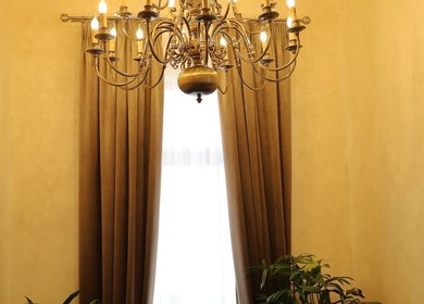 Candelabru elegant la Breeze Luxury Spa, București, București, RO, oferind o atmosferă luxoasă și caldă.