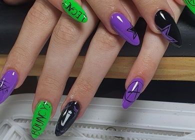 Arte de unhas coloridas Beatriz Rosa em Pernambuco, Pernambuco, BR, com estilos ousados.