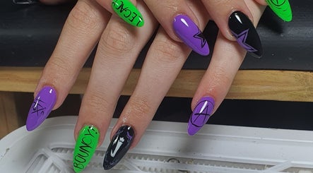 Arte de unhas coloridas Beatriz Rosa em Pernambuco, Pernambuco, BR, com estilos ousados.