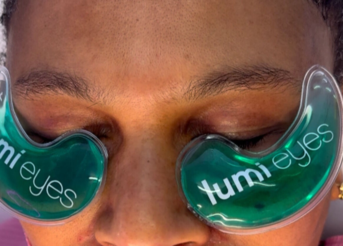 Relaxing eye treatment with gel pads at The Angel Aesthetics, Birmingham, England, GB.