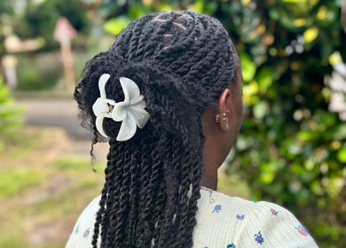 Coiffure twist élégante avec fleur blanche chez MRK.HAIRSTYLE, Le Lamentin, Fort-de-france, MQ.