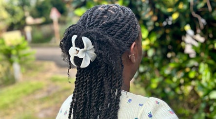 Coiffure twist élégante avec fleur blanche chez MRK.HAIRSTYLE, Le Lamentin, Fort-de-france, MQ.