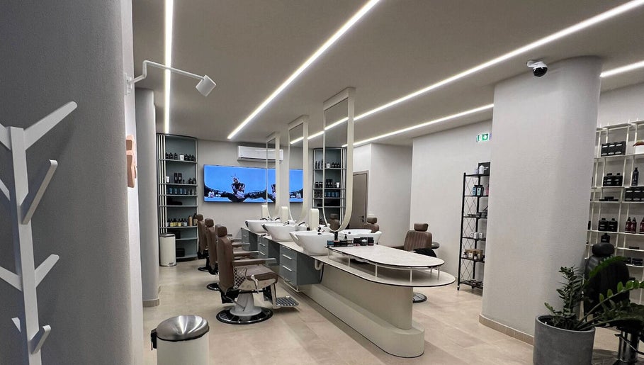 Sleek interior of MAST BARBER RESORT in Καλαμαριά, GR with stylish chairs and mirrors.