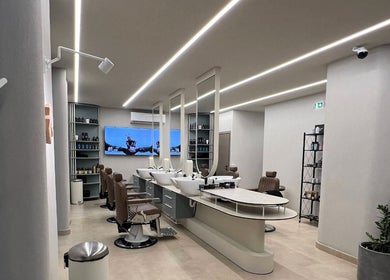 Sleek interior of MAST BARBER RESORT in Καλαμαριά, GR with stylish chairs and mirrors.