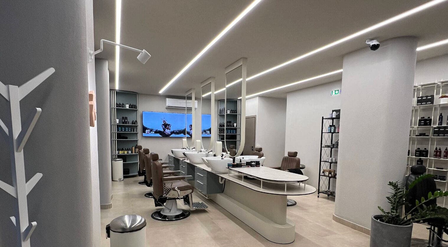 Sleek interior of MAST BARBER RESORT in Καλαμαριά, GR with stylish chairs and mirrors.