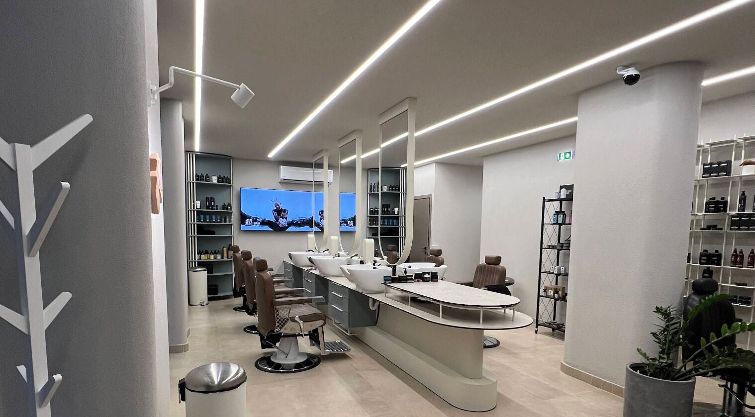 Sleek interior of MAST BARBER RESORT in Καλαμαριά, GR with stylish chairs and mirrors.