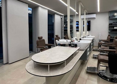 Modern styling area at MAST BARBER RESORT, Καλαμαριά, GR, featuring sleek barber chairs and contemporary decor.