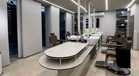 Modern styling area at MAST BARBER RESORT, Καλαμαριά, GR, featuring sleek barber chairs and contemporary decor.