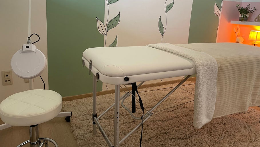 Behandelruimte bij Flavia Santos - Beauty, Pelt, Vlaanderen, BE met massagebed en sfeervolle verlichting.