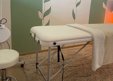 Behandelruimte bij Flavia Santos - Beauty, Pelt, Vlaanderen, BE met massagebed en sfeervolle verlichting.